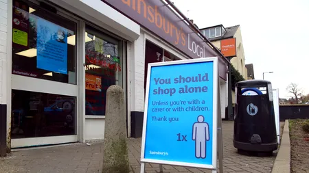 DOSARELE „LOCKDOWN”. Dezvăluiri despre cum au controlat populația, prin frică și panică induse, autoritățile din Marea Britanie / „Când le dăm o nouă variantă Covid?”