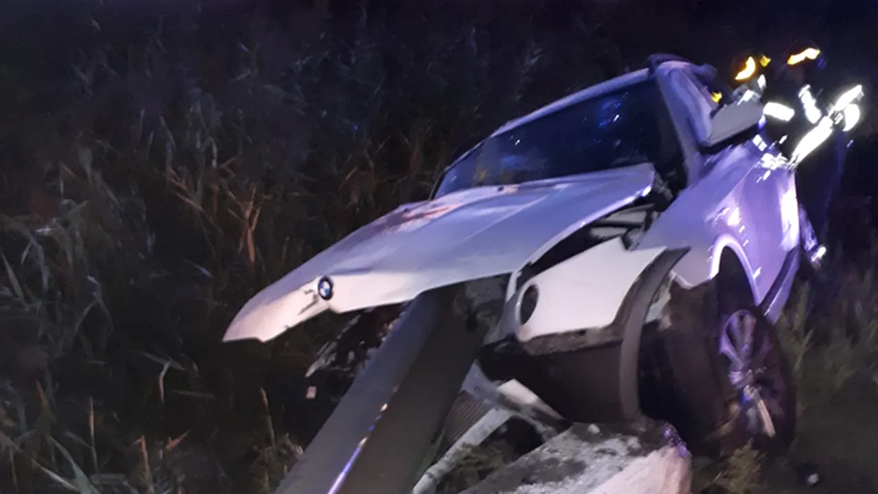 Doi copii și doi adulți au fost răniti pe un drum din Brașov, după ce un parapet lovit de șofer a pătruns în mașină