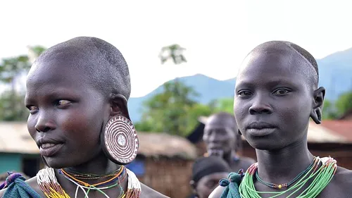 VIDEO: Ritualurile de automutilare ale unui trib etiopian. Accesoriul considerat că ar aduce frumusețea femeilor