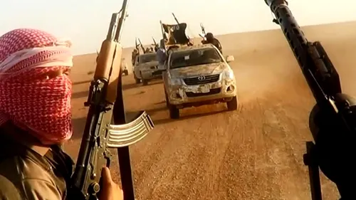 ISIS continuă atrocitățile în Siria. Teroriștii obligă un spion să-și sape singur mormântul, după care îl decapitează