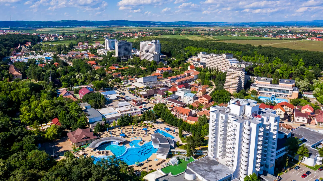 Cât costă o noapte de cazare la Băile Felix, acum, în august 2025. Ce decizie au luat hotelierii, după majorarea TVA