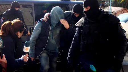 În urmă cu un an și jumătate, o bancă din Pitești a fost jefuită sub amenințarea armei. Poliția a arestat un suspect, în timp ce pregătea o nouă lovitură