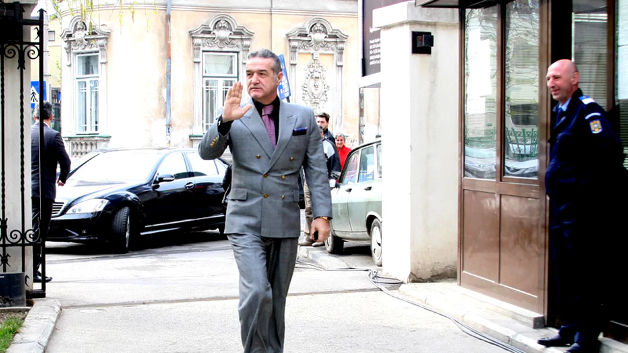 Doi bărbați în scaune cu rotile cer în fața DNA eliberarea lui Gigi Becali 