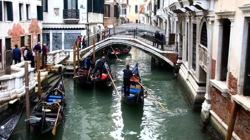 O nouă TAXĂ DE INTRARE pentru turiștii care vor să viziteze Veneția. Cine NU o va plăti