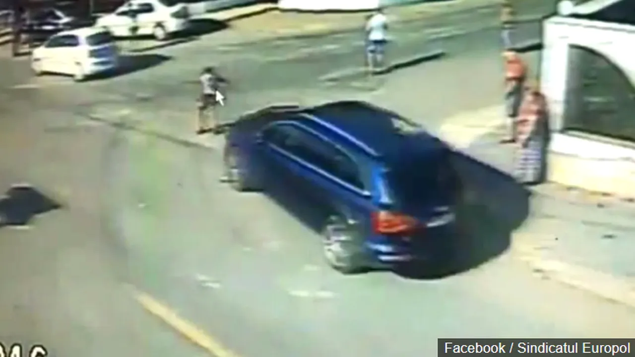 Un tânăr a fost lovit în plin, iar o mașină de poliție care trecuse, nu a reacționat. Sindicaliștii Europol, după vizionarea imaginilor cu tânărul izbit: ”După ce trece autospeciala de poliție, persoanele de pe margine aruncă efectiv cu bolovani și alte obiecte în autoturismele”