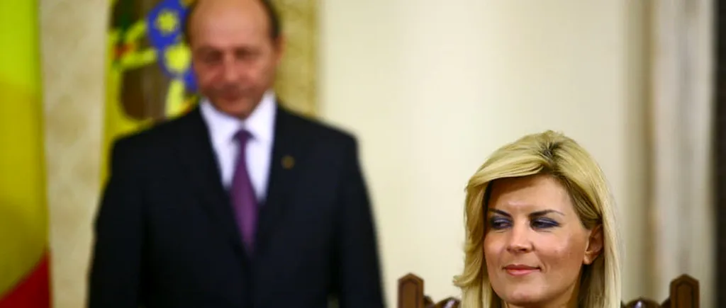 Traian Băsescu și Elena Udrea s-au pozat cu omul de zăpadă. GALERIE FOTO