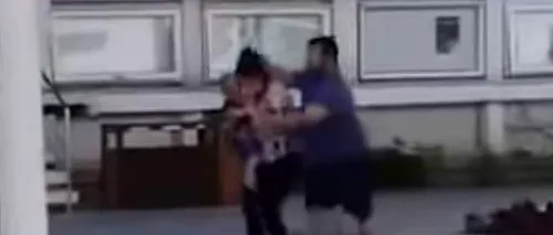 Preot filmat în timp ce își bate soția pe stradă, în plină zi, la Bacău. Femeia are copilul în brațe (VIDEO)
