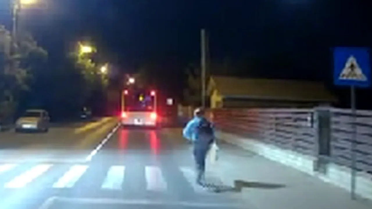 Moment VIRAL la Iași. Un bărbat a fugit pe carosabil, cu o coloană de mașini în spate, ca să prindă autobuzul: „Așteptam să văd deznodământul”
