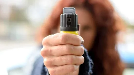 Tânăr din Pitești, atacat cu spray lacrimogen și jefuit de o prostituată. Femeia și complicii săi au fost reținuți de poliție