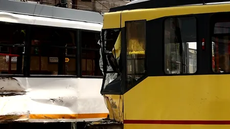 Două tramvaie s-au ciocnit la Arad, o pasageră și un vatman fiind răniți
