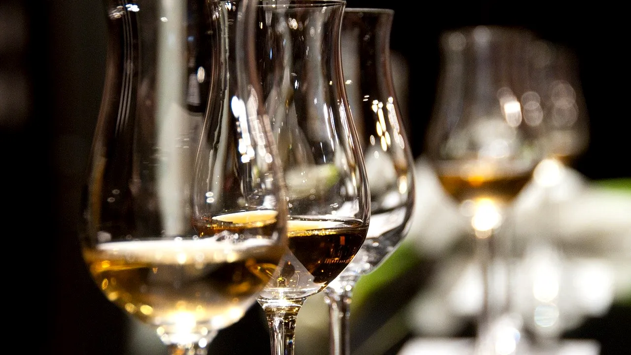 Dosar penal după ce a poftit la șampanie de fițe. Cum a luat bărbatul sticla de Moët cu 23,90 de lei