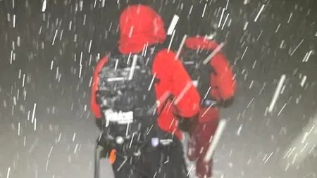 TRAGEDIE în zona montană din Dâmbovița. O persoană a DECEDAT, după ce 23 de turiști au rămas blocați pe munte