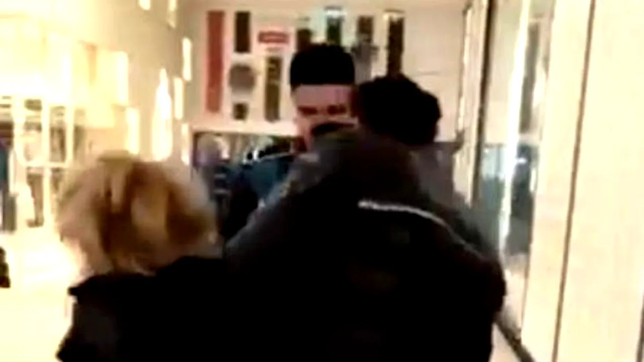 Cine este femeia care a lovit și mușcat doi polițiști într-un mall din Capitală, după ce și-a bătut și copilul. Tatăl ei este un mare lăutar