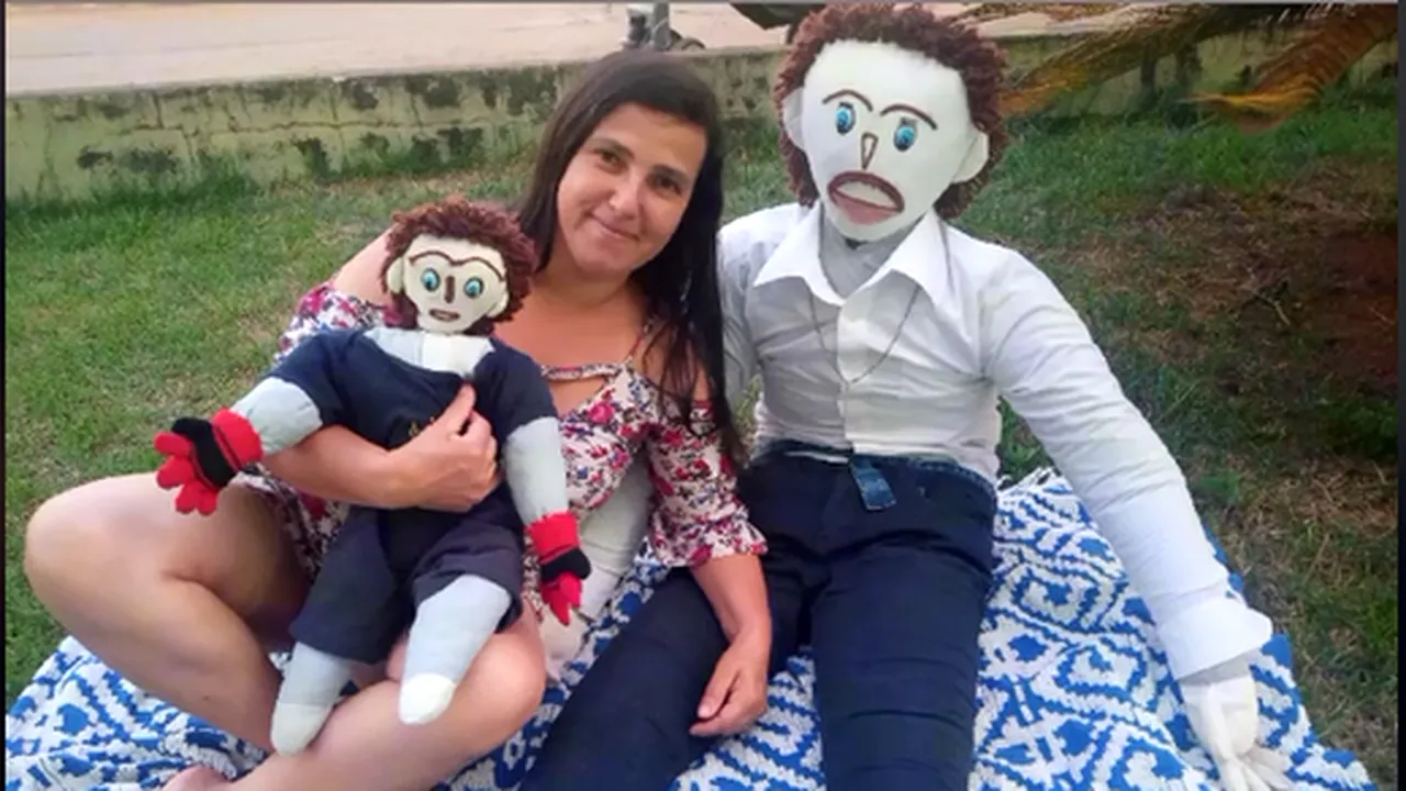 O femeie din Brazilia, căsătorită cu o păpușă din cârpă, susține că a fost înșelată: ”A intrat într-un motel cu altă femeie. Am văzut conversațiile”