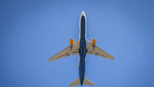 Un avion a zburat timp de 10 minute FĂRĂ pilot. Comandantul era la baie, iar copilotul leșinase