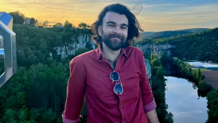 Crescut în Spania, inginerul Andrei își aduce prietenii străini să viziteze România. „Nu vreau să mă întorc aici doar ca turist”