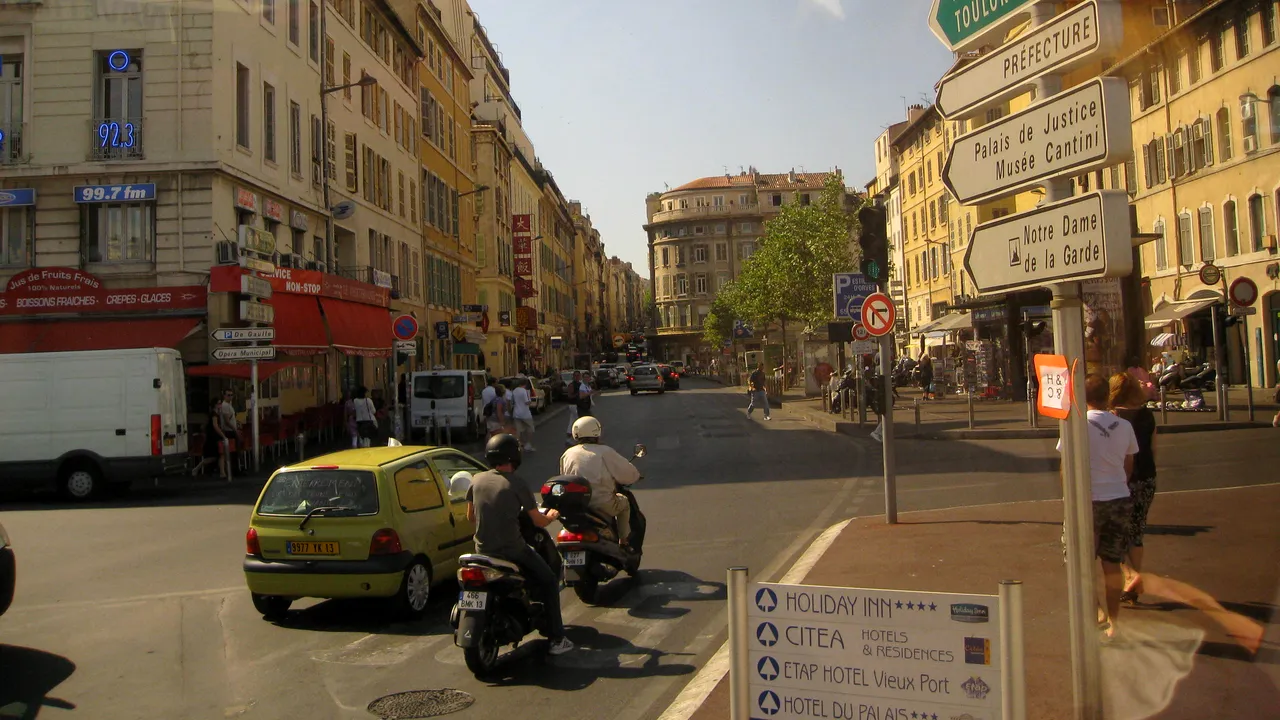 Haos în Franța după atacurile teroriste: o femeie musulmană și un profesor de la o școală evreiască, ATACAȚI la Marseille