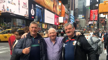 Se plimba liniștită pe Times Square când trei turiști au rugat-o să le facă o poză. Surpriză: Niciunul nu avea telefon. Cum a reușit tânăra să le trimită fotografia