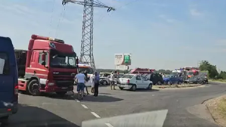 Șase persoane, RĂNITE într-un accident produs în Dâmbovița. Patru autoturisme și un camion s-au ciocnit într-o intersecție