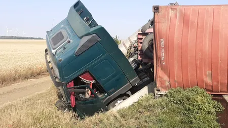 Accident în Constanța. TIR încărcat cu ulei, răsturnat pe DN 2A!
