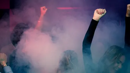 HALUCINANT. Mai mulți tineri organizează petreceri la care invită persoane bolnave de Covid-19: Cine se infectează primul, câștigă un premiu în bani