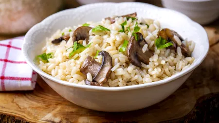 Rețeta delicioasă de pui cu orez și ciuperci. Este ușor de preparat și va fi gata în mai puțin de o oră