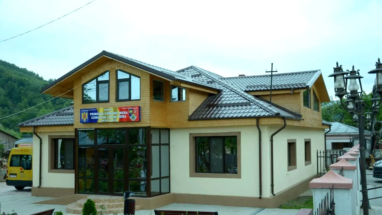 Situație stranie la o primărie din Vâlcea. Pozițiile de conducere au rămas „la liber” după ce primarul a murit și doi oameni de bază au demisionat