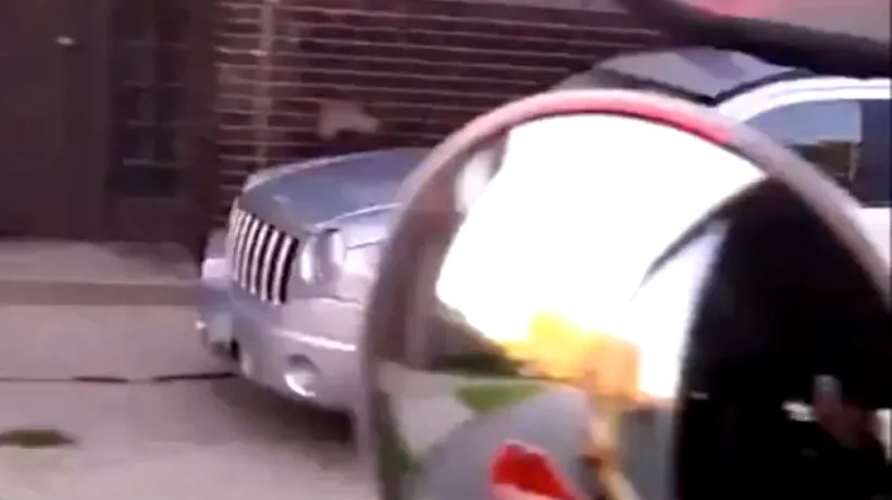 O șoferiță din SUA, obligată de judecător să poarte o pancartă cu mesajul Doar un idiot ar conduce pe trotuar