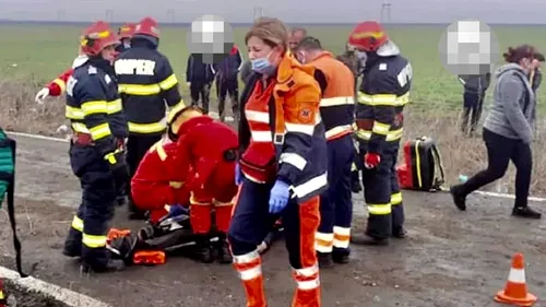 Imaginea disperării: O asistentă medicală plânge lângă șoferul mort într-un accident