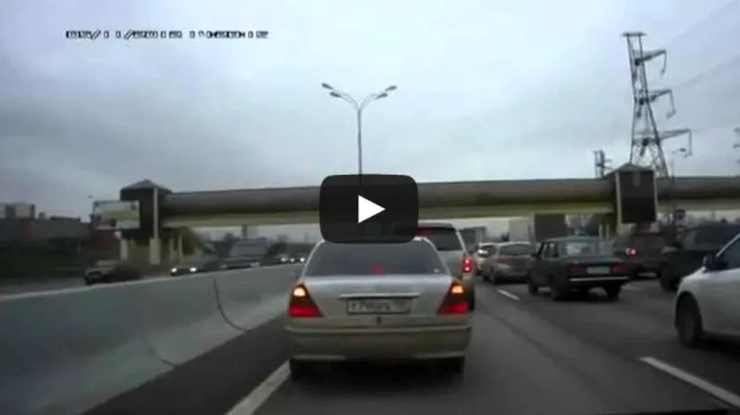 Cum evită un șofer din Rusia traficul de pe autostradă. VIDEO