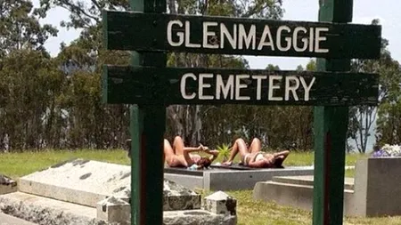 Gestul scandalos făcut de două femei într-un cimitir