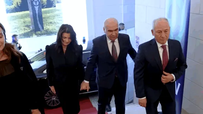 Într-un răspuns pentru Gândul, purtătorul de cuvânt al Guvernului, Ioana Ene Dogioiu, susține că premierul Ilie Bolojan s-a însurat și este cu „soția” la Viena. Dogioiu a transmis redacției că Doamna Bolojan și-a plătit singură costurile deplasării și cazării