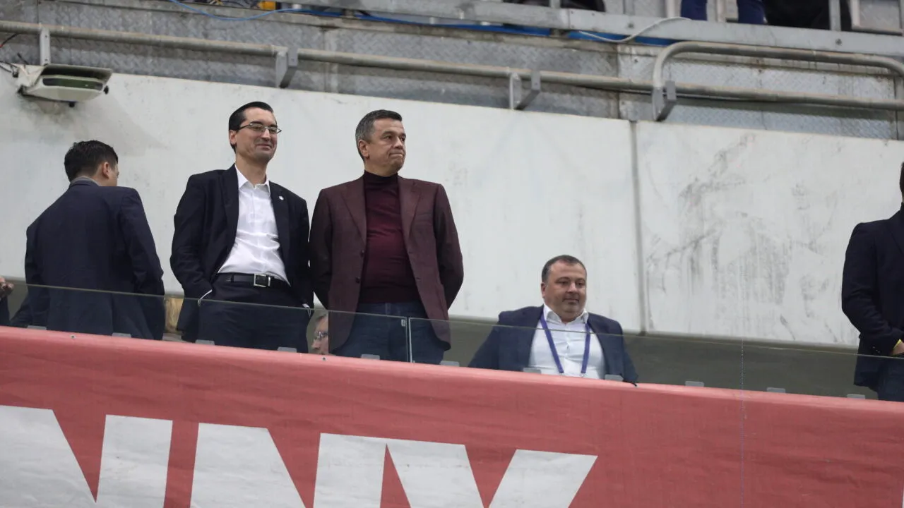 Sorin Grindeanu, fotografiat la meciul România - Republica Moldova