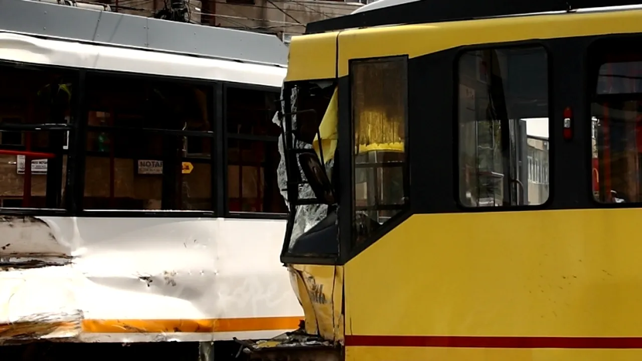Două tramvaie s-au ciocnit la Arad, o pasageră și un vatman fiind răniți