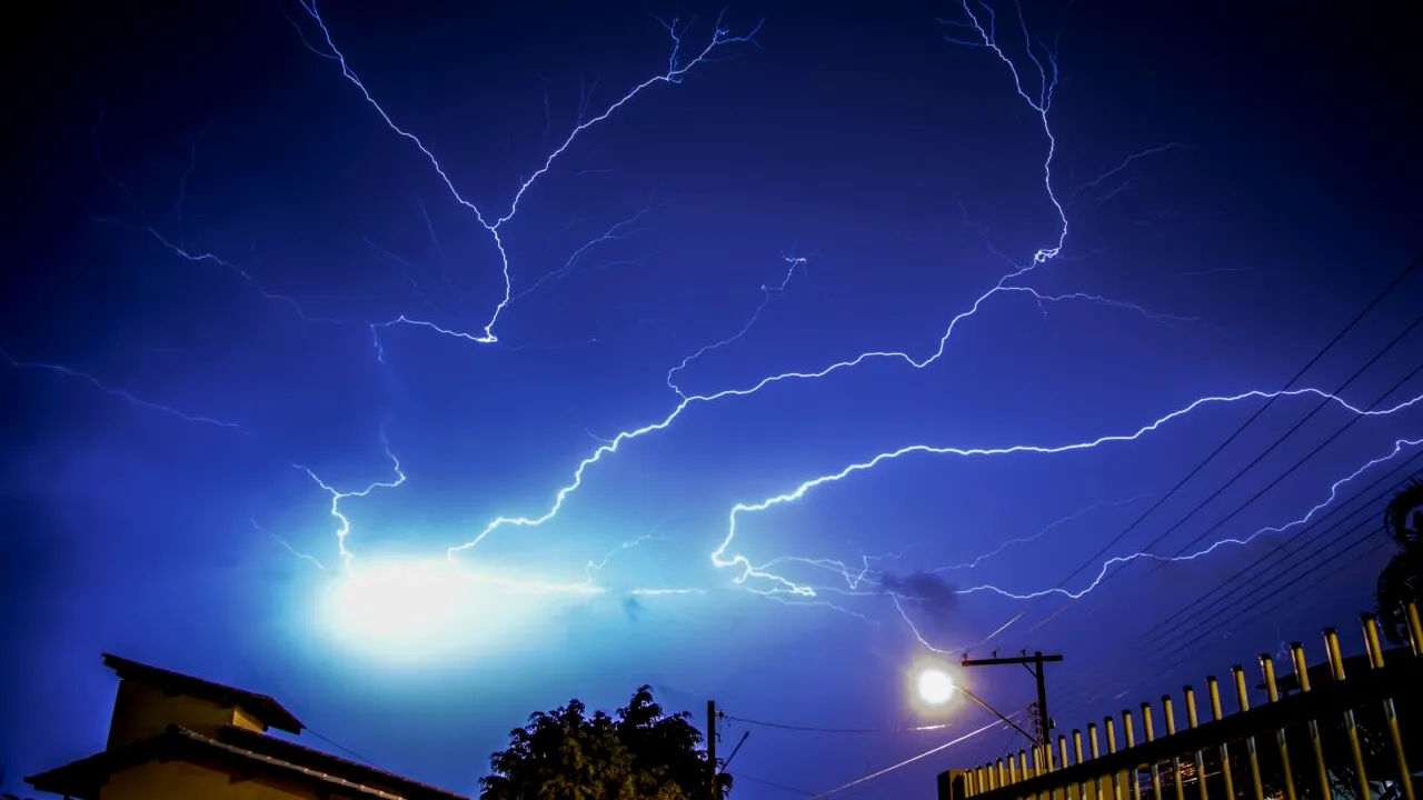 Vijelii extreme, cu caracter distructiv! Severe Weather Alert - România anunță COD ROȘU de fenomene meteo extreme