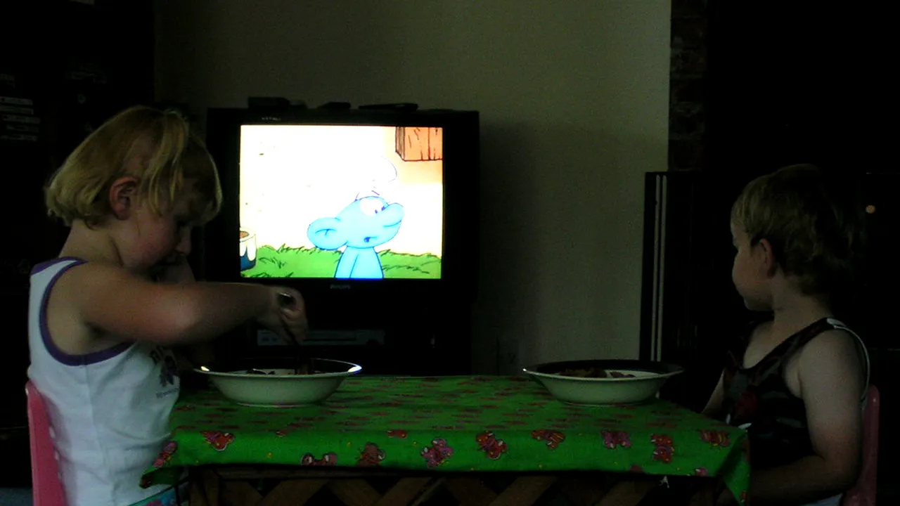 De ce nu are voie un copil să se uite la televizor în timp ce mănâncă. Pericolul este foarte mare