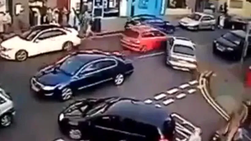 VIDEO. O femeie prinsă între două mașini a scăpat cu viață