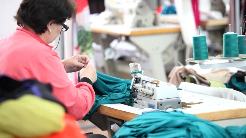 Comuna în care o fabrică care face haine pentru marile magazine internaționale nu găsește angajați. Primar: Sunt toți niște leneși și pretențioși