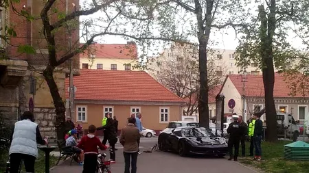 Fiul unui miliardar a intrat cu Ferrariul în parc până în buza terasei. Ce a urmat când hingherii de mașini au vrut să-i ridice bolidul