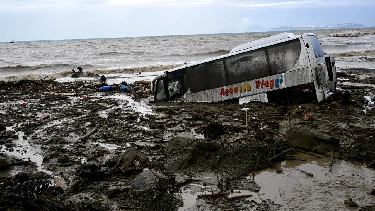 FOTO | Alunecare de teren pe insula italiană Ischia, provocată de ploi torențiale. Opt oameni au murit și alți 13 sunt dați dispăruți