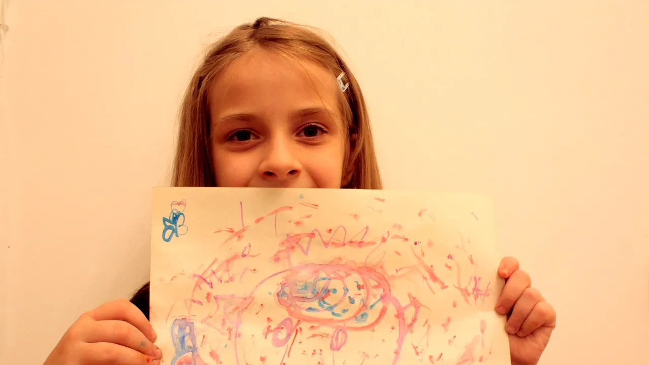 Câți bani ai plăti pentru acest desen al Soniei? Fetița strânge donații pentru ca un băiat de 6 ani din Cahul să își audă, pentru prima dată, mama