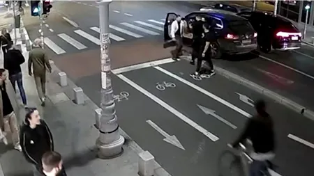 Imagini incredibile surprinse de o cameră de supraveghere: un șofer lovește un bărbat și îl amenință cu sabia