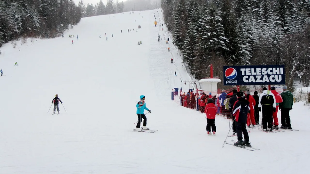Tunurile de zăpadă pe pârtia Cazacu din Azuga, puse în funcțiune pentru minivacanța de 1 Decembrie