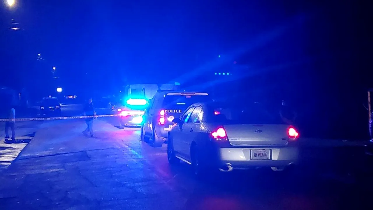 ȘANSĂ. Polițistul ăsta este cel mai norocos om din lume! Fulgerul a lovit la câțiva pași de el. VIDEO cu incidentul