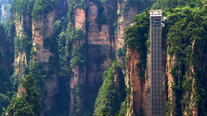 El este omul care a escaladat fără protecție liftul exterior dintr-un lanț muntos din China