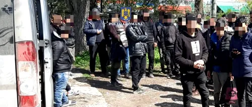Doi bulgari care transportau zeci de cetățeni afgani cu un microbuz, arestați pentru trafic de migranţi