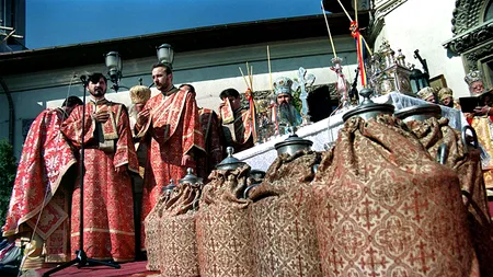 Un călugăr a spălat picioarele unor copii săraci la Catedrala Arhiepiscopală din Galați