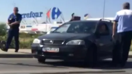Polițist din Sibiu, către un șofer: ''Te iau de gât și te trântesc și jos, dacă nu-mi dai actele!''