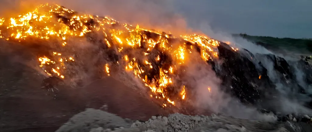 FOTO-VIDEO | Incendiu puternic în județul Prahova, la groapa de gunoi a orașului Băicoi. A fost emis un mesaj RO-Alert pentru locuitorii din zonă