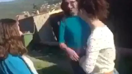 VIDEO. Adolescentă, snopită în bătaie de patru prietene. „Mai ai tupeu să te ridici?”